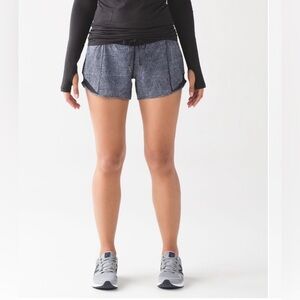 Lululemon Hotty Hot Short (Long 4”) Fall Net White Black/Black Size 8